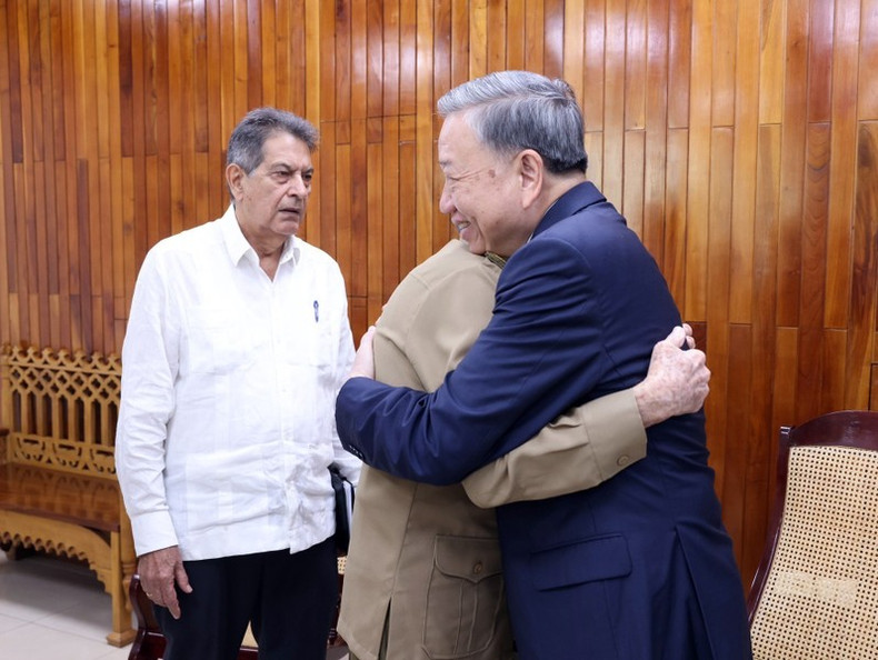 El secretario general del Partido Comunista de Vietnam y presidente del país, To Lam, se reúne con el líder de la Revolución Cubana, General de Ejército Raúl Castro Ruz. El secretario general del Partido Comunista de Vietnam y presidente del país, To Lam, se reúne con el líder de la Revolución Cubana, General de Ejército Raúl Castro Ruz.