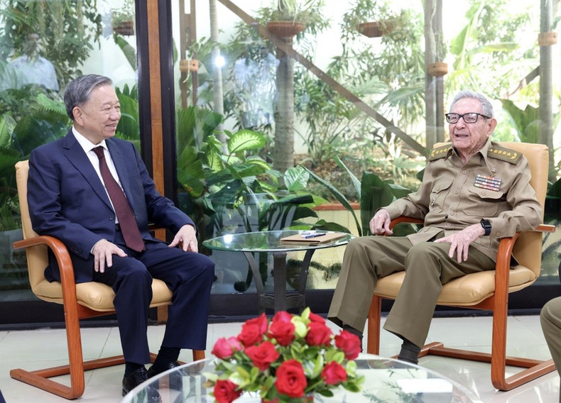 El secretario general del Partido Comunista de Vietnam y presidente del país, To Lam, se reúne con el líder de la Revolución Cubana, General de Ejército Raúl Castro Ruz. El secretario general del Partido Comunista de Vietnam y presidente del país, To Lam, se reúne con el líder de la Revolución Cubana, General de Ejército Raúl Castro Ruz.