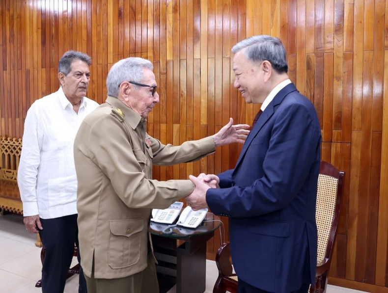 El secretario general del Partido Comunista de Vietnam y presidente del país, To Lam (en la derecha), se reúne con el líder de la Revolución Cubana, General de Ejército Raúl Castro Ruz. El secretario general del Partido Comunista de Vietnam y presidente del país, To Lam (en la derecha), se reúne con el líder de la Revolución Cubana, General de Ejército Raúl Castro Ruz.
