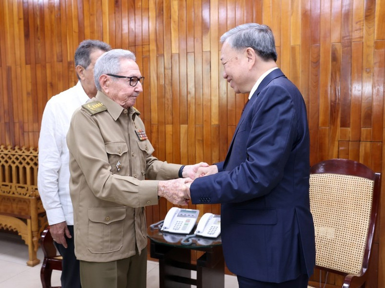 El secretario general del Partido Comunista de Vietnam y presidente del país, To Lam, y el líder de la Revolución Cubana, General de Ejército Raúl Castro Ruz. El secretario general del Partido Comunista de Vietnam y presidente del país, To Lam, y el líder de la Revolución Cubana, General de Ejército Raúl Castro Ruz.