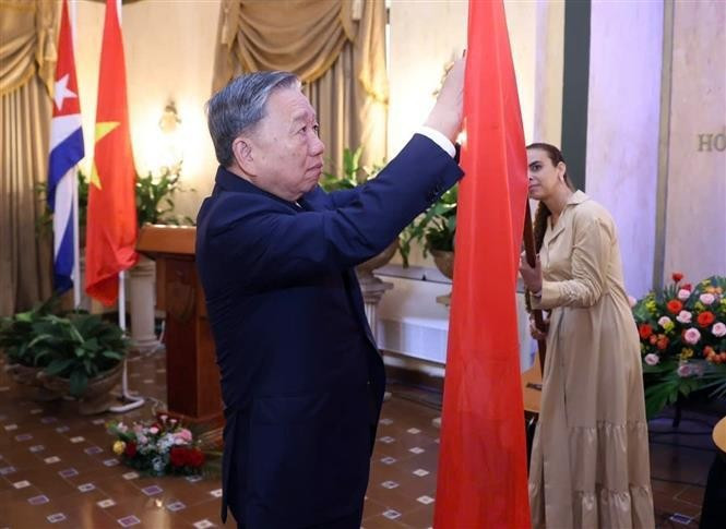 El secretario general del Partido Comunista de Vietnam y presidente del país, To Lam, entregó la Orden de Amistad a la Unión de Jóvenes Comunistas de Cuba. (Foto:VNA) El secretario general del Partido Comunista de Vietnam y presidente del país, To Lam, entregó la Orden de Amistad a la Unión de Jóvenes Comunistas de Cuba. (Foto:VNA)