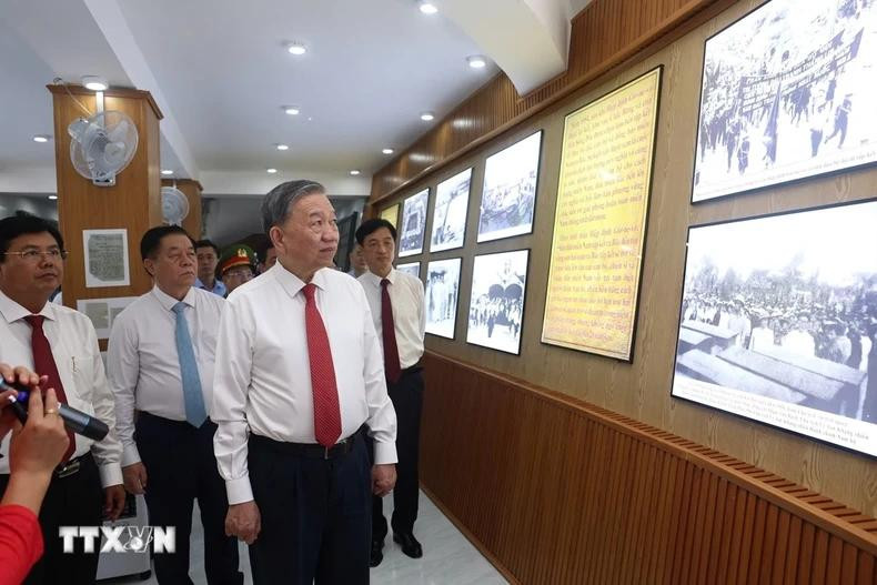 El secretario general del Partido Comunista de Vietnam, To Lam, visita el Monumento Nacional que conmemora el viaje en tren al Norte en 1954 en la orilla sur del río Doc.