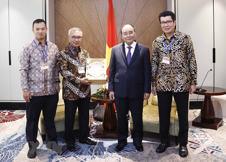 Xuan Phuc y el Budiarsa Sastrawinata, quien también es director general del Grupo Ciputra. Xuan Phuc y el Budiarsa Sastrawinata, quien también es director general del Grupo Ciputra.