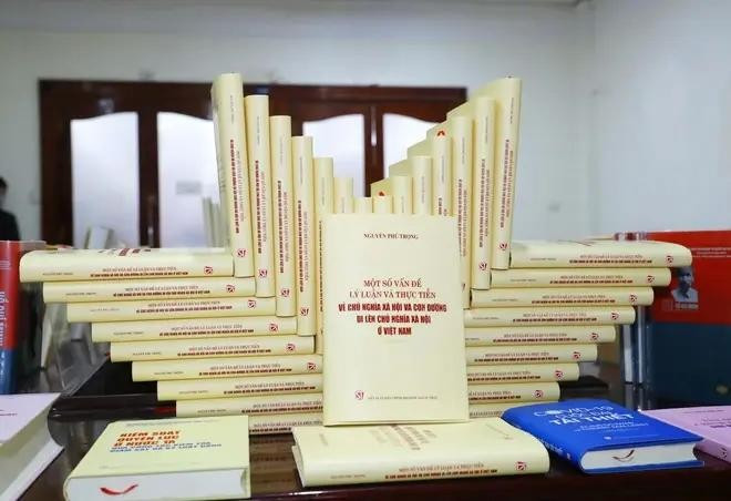El libro “Algunas cuestiones teóricas y prácticas sobre el socialismo y el camino hacia el socialismo en Vietnam&quot; del secretario general del PCV, Nguyen Phu Trong. (Foto:VNA)