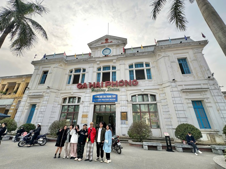 Los visitantes pueden aprender sobre la historia de la estación de Hai Phong a través de una estación interactiva. Los visitantes pueden aprender sobre la historia de la estación de Hai Phong a través de una estación interactiva.