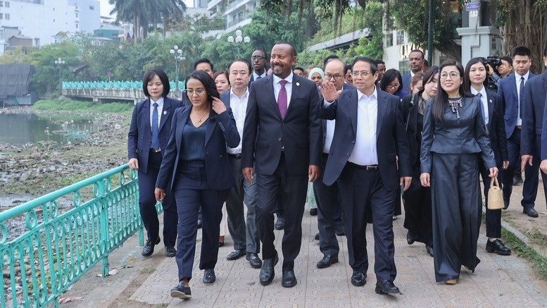 Los dos primeros ministros y sus esposas pasean por la calle Thanh Nien, admiran el lago Oeste, el lago Truc Bach y visitan la pagoda Tran Quoc. Los dos primeros ministros y sus esposas pasean por la calle Thanh Nien, admiran el lago Oeste, el lago Truc Bach y visitan la pagoda Tran Quoc.