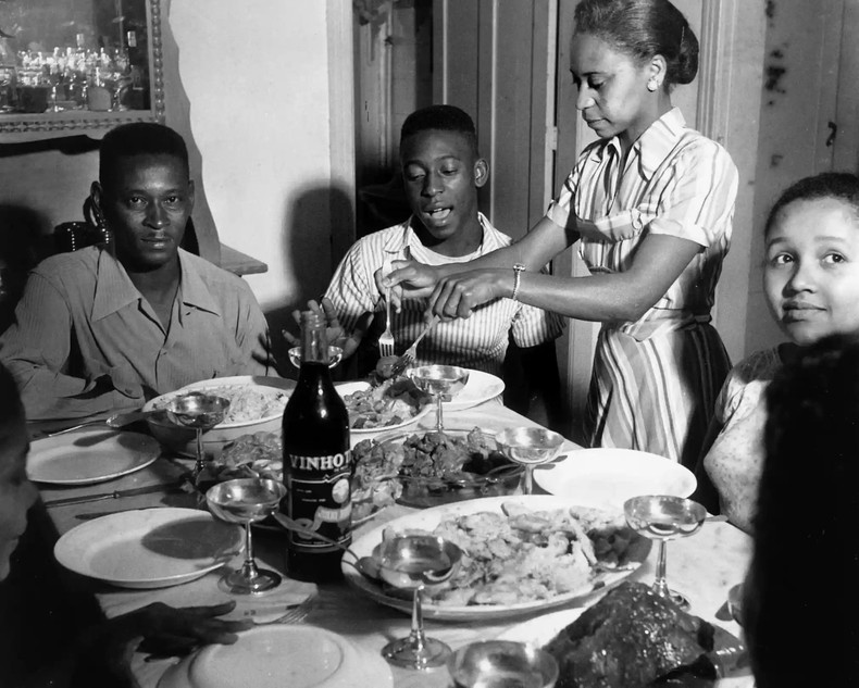 El padre de Pelé, João Ramos, más conocido como "Dondinho" (izquierda), luchó por ganarse la vida como jugador. Cuando tenía solo siete años, Pelé trabajó como limpiabotas para ayudar a mantener a su familia. Uno de sus primeros recuerdos fue ver al padre llorando cuando Brasil perdió por 2-1 ante Uruguay en el partido decisivo de la Copa Mundial de 1950 en el estadio de Río de Janeiro. Pelé recordaba haberle dicho a su padre que un día ganaría la Copa del Mundo para Brasil. (Fotografía: Popperfoto/Getty Images) El padre de Pelé, João Ramos, más conocido como "Dondinho" (izquierda), luchó por ganarse la vida como jugador. Cuando tenía solo siete años, Pelé trabajó como limpiabotas para ayudar a mantener a su familia. Uno de sus primeros recuerdos fue ver al padre llorando cuando Brasil perdió por 2-1 ante Uruguay en el partido decisivo de la Copa Mundial de 1950 en el estadio de Río de Janeiro. Pelé recordaba haberle dicho a su padre que un día ganaría la Copa del Mundo para Brasil. (Fotografía: Popperfoto/Getty Images)