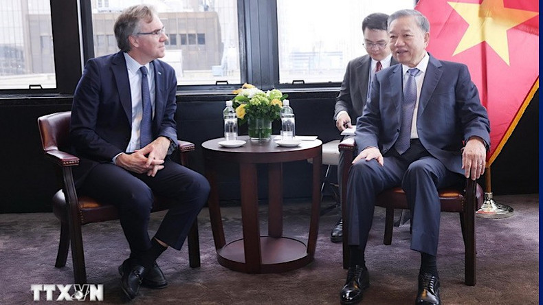 El secretario general del PCV y presidente de Vietnam, To Lam, recibe a Juan Ignacio Rubiolo, vicepresidente permanente de la corporación de energía AES. El secretario general del PCV y presidente de Vietnam, To Lam, recibe a Juan Ignacio Rubiolo, vicepresidente permanente de la corporación de energía AES.
