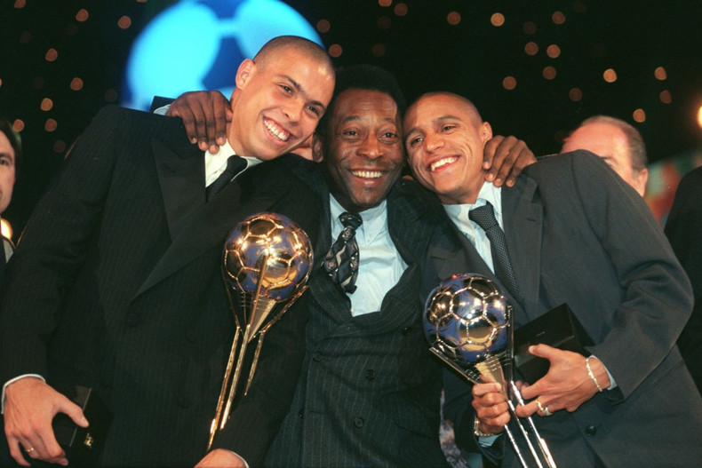 Pelé con otras dos estrellas del fútbol brasileño, Ronaldo y Roberto Carlos. En 1999 Pelé fue nombrado Atleta del Siglo por el Comité Olímpico Internacional. Un año después, la FIFA lo honró con el premio al Jugador del Siglo. (Fotografía: Matthew Ashton/EMPICS/Getty Images) Pelé con otras dos estrellas del fútbol brasileño, Ronaldo y Roberto Carlos. En 1999 Pelé fue nombrado Atleta del Siglo por el Comité Olímpico Internacional. Un año después, la FIFA lo honró con el premio al Jugador del Siglo. (Fotografía: Matthew Ashton/EMPICS/Getty Images)
