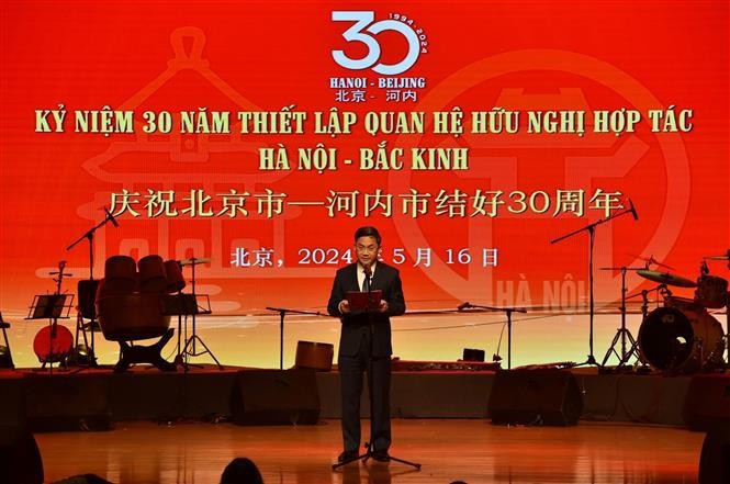 Ha Minh Hai, vicepresidente del Comité Popular de Hanói habla en el programa. (Foto:VNA)