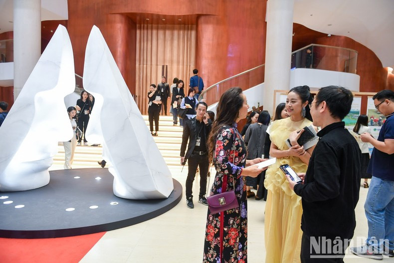 Además de las obras de los individuos y empresas nacionales, también hay muchas de organizaciones internacionales. Además de las obras de los individuos y empresas nacionales, también hay muchas de organizaciones internacionales.