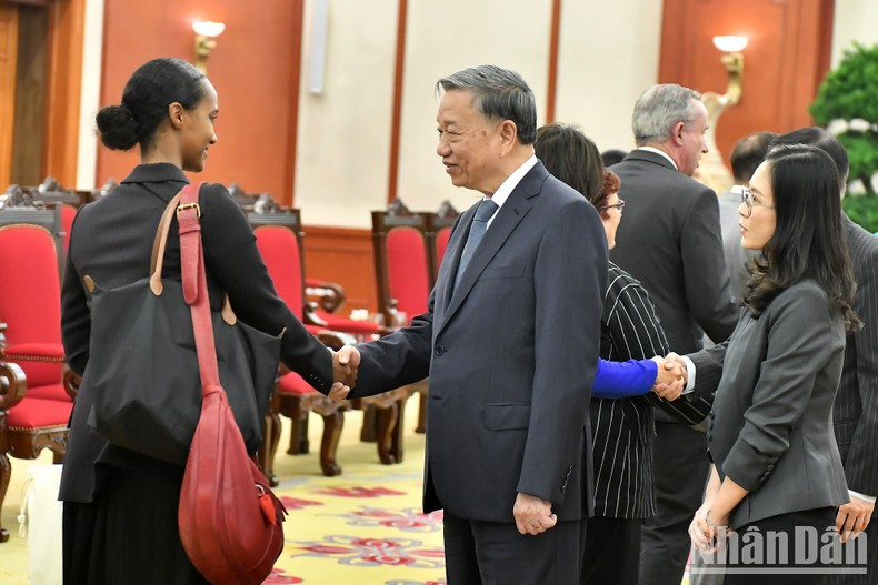 To Lam y los delegados australianos. To Lam y los delegados australianos.