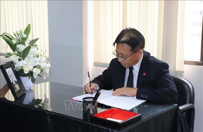 El comisario del Ministerio de Relaciones Exteriores de China en Hong Kong, Cui Jianchun, escribe en el libro de condolencias.