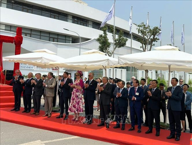 Ceremonia de inauguración del Complejo de Servicios DEEP C en la Zona Industrial de Bac Tien Phong, en el distrito de Quang Yen, provincia de Quang Ninh (Foto: VNA) Ceremonia de inauguración del Complejo de Servicios DEEP C en la Zona Industrial de Bac Tien Phong, en el distrito de Quang Yen, provincia de Quang Ninh (Foto: VNA)