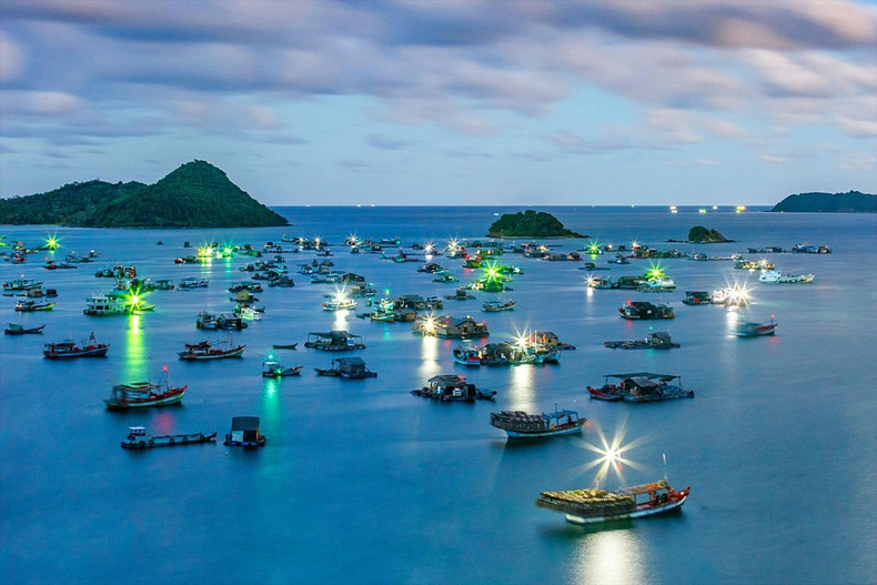 Un rincón de la isla Nam Du con un mar azul lleno de barcos de pescadores.