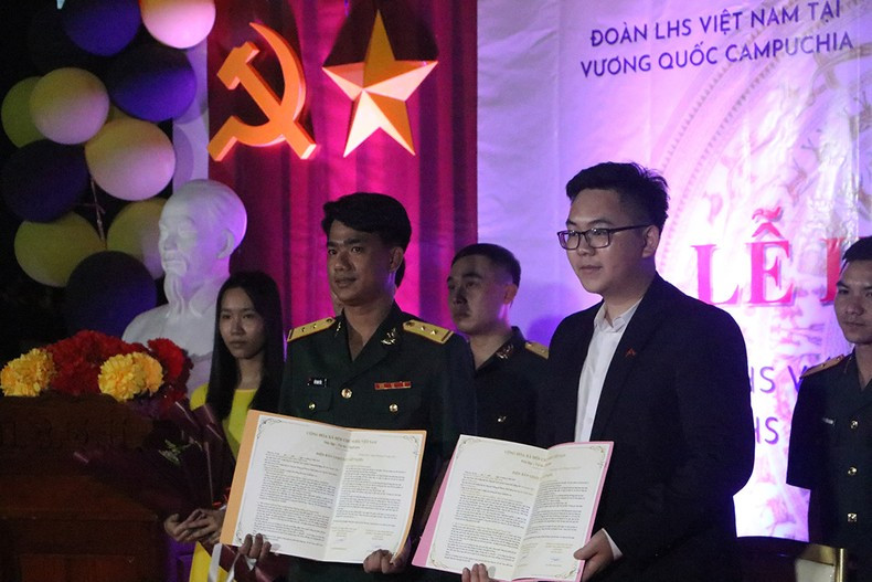 Ceremonia de firma de un memorándum de cooperación entre las dos delegaciones de estudiantes vietnamitas. (Foto: NGUYEN HIEP)