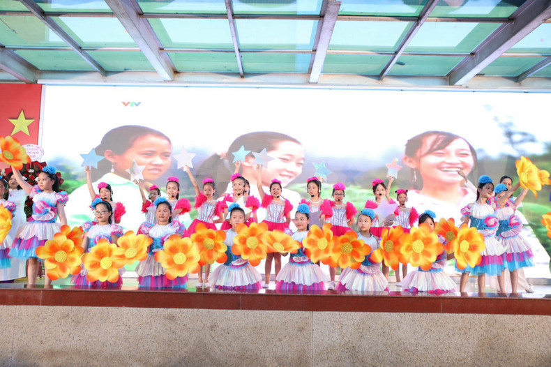 Una actuación artística de alumnos de la Escuela Primaria Vietnam – Cuba