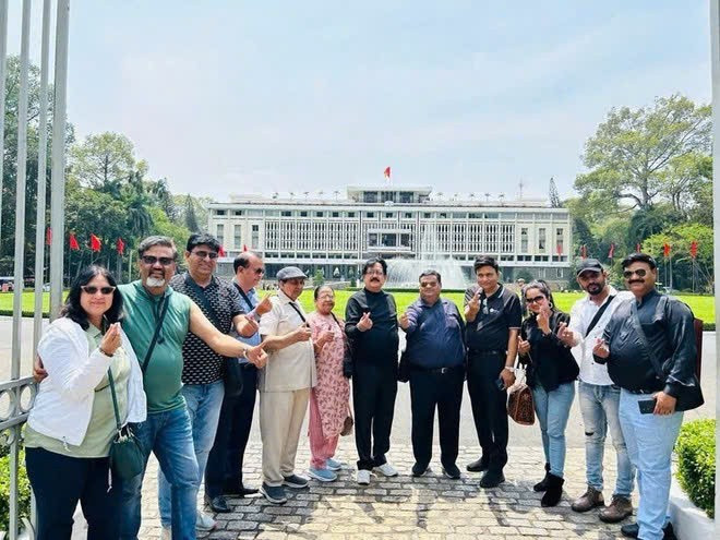 Turistas indios visitan el Palacio de Reunificación, también conocido como Palacio de Independencia, en Ciudad Ho Chi Minh (Foto: VNA)