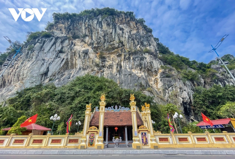 La montaña Bai Tho, el centro principal de la oficina de correos de Quang Ninh en la montaña, la pagoda Long Tien y el templo Tran Quoc Nghien forman un complejo de reliquias históricas.