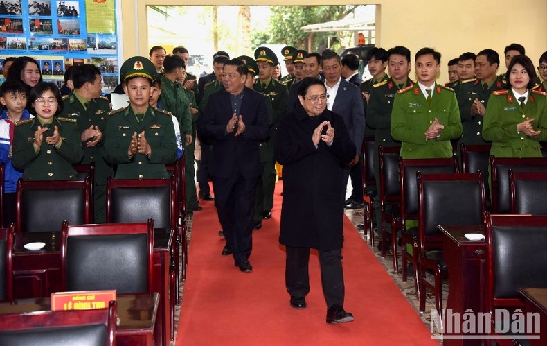 Minh Chinh saluda a los oficiales y soldados de la entidad por Tet. Minh Chinh saluda a los oficiales y soldados de la entidad por Tet.