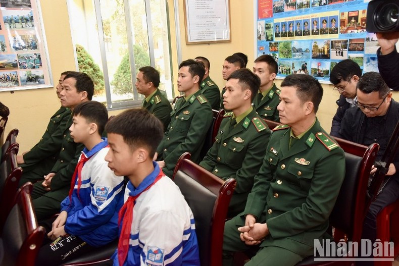 Soldados e hijos adoptivos de la unidad militar. Soldados e hijos adoptivos de la unidad militar.