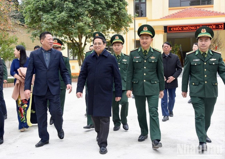 El jefe de Gobierno vietnamita visita la estación de guardia fronteriza de Ta Lung. El jefe de Gobierno vietnamita visita la estación de guardia fronteriza de Ta Lung.