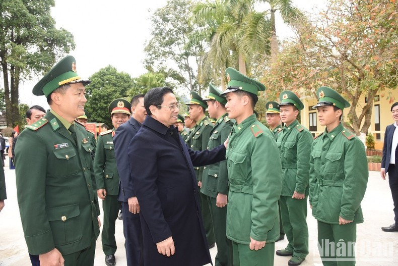 Minh Chinh alienta a los jóvenes soldados en la entidad militar. Minh Chinh alienta a los jóvenes soldados en la entidad militar.