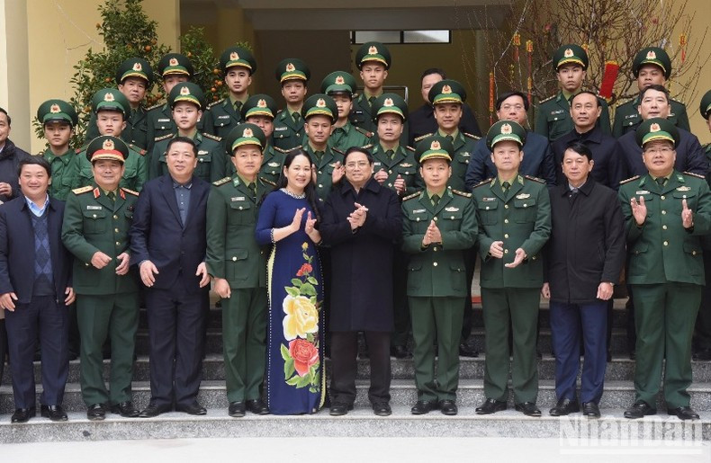Minh Chinh y soldados de la estación de guardia fronteriza de Ta Lung. Minh Chinh y soldados de la estación de guardia fronteriza de Ta Lung.