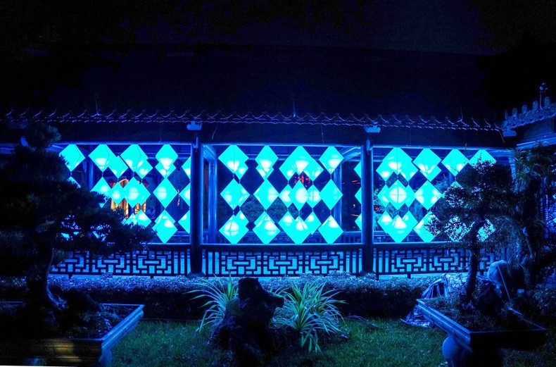 Según Hoang Viet Trung, director del Centro de Preservación del Patrimonio de Hue, el festival presenta 12 obras únicas de instalaciones de luz y sonido realizadas por artistas franceses.