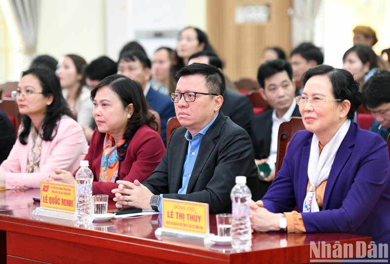 Asistieron al evento el presidente-editor del periódico Nhan Dan, Le Quoc Minh; la secretaria del Comité provincial del Partido y presidenta del Consejo Popular de Ha Nam, Le Thi Thuy.