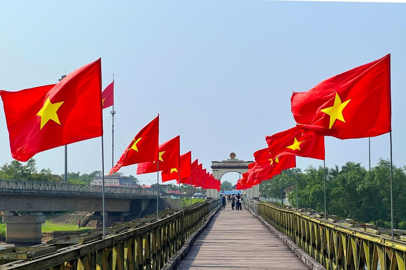 Muchos turistas desean caminar algún día sobre el puente Hien Luong, una reliquia importante de la historia nacional. Muchos turistas desean caminar algún día sobre el puente Hien Luong, una reliquia importante de la historia nacional.