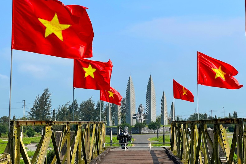 Ambas orillas han compartido la alegría de la reunificación nacional. Ambas orillas han compartido la alegría de la reunificación nacional.