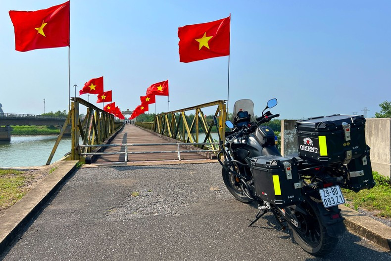 Muchos turistas han viajado largas distancias en motocicleta para ver con sus propios ojos la belleza de orillas de Hien Luong-Ben Hai. Muchos turistas han viajado largas distancias en motocicleta para ver con sus propios ojos la belleza de orillas de Hien Luong-Ben Hai.