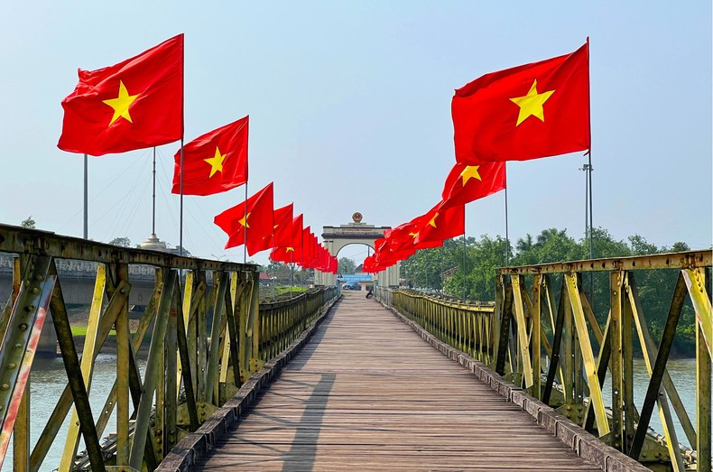 La bandera roja con estrella amarilla ondea orgullosa. La bandera roja con estrella amarilla ondea orgullosa.