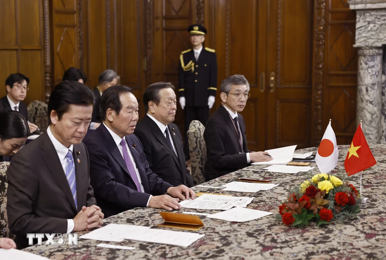 El presidente de la Cámara de Representantes japonesa, Nukaga Fukushiro, interviene en el acto. El presidente de la Cámara de Representantes japonesa, Nukaga Fukushiro, interviene en el acto.