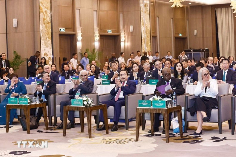 El presidente de la Asamblea Nacional vietnamita, Tran Thanh Man, y los delegados en el foro. (Foto: VNA) El presidente de la Asamblea Nacional vietnamita, Tran Thanh Man, y los delegados en el foro. (Foto: VNA)