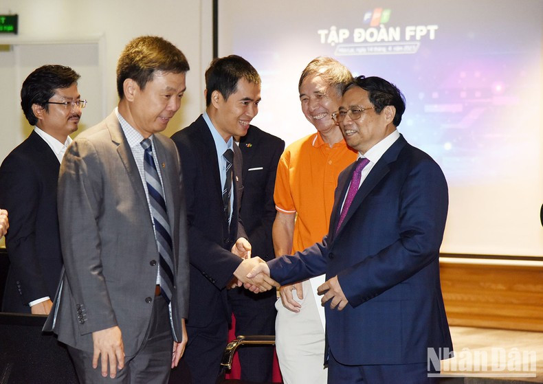 Se deben concentrarse en la formación de recursos humanos para atraer inversiones y la transferencia de tecnología, adaptarse a las condiciones y circunstancias del país y satisfacer las necesidades de cada región, cada campo, así como realizar las metas y aspiraciones del desarrollo nacional para 2030 y 2045, resaltó. Se deben concentrarse en la formación de recursos humanos para atraer inversiones y la transferencia de tecnología, adaptarse a las condiciones y circunstancias del país y satisfacer las necesidades de cada región, cada campo, así como realizar las metas y aspiraciones del desarrollo nacional para 2030 y 2045, resaltó.