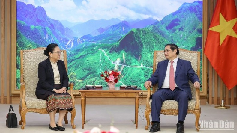 En la recepción a la nueva embajadora de Laos en Vietnam, Khamphao Ernthavanh (Foto: Nhan Dan) En la recepción a la nueva embajadora de Laos en Vietnam, Khamphao Ernthavanh (Foto: Nhan Dan)