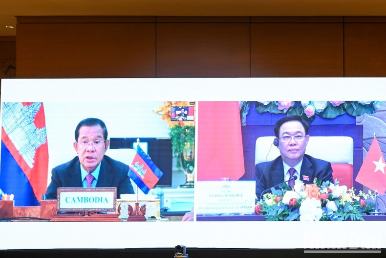 Hun Sen habla en el evento.