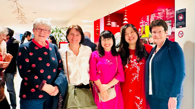 Hoang Thu Trang, presidenta de la Asociación Art Space y del proyecto Toucher Arts, y los amigos participantes. (Foto: Nhan Dan)