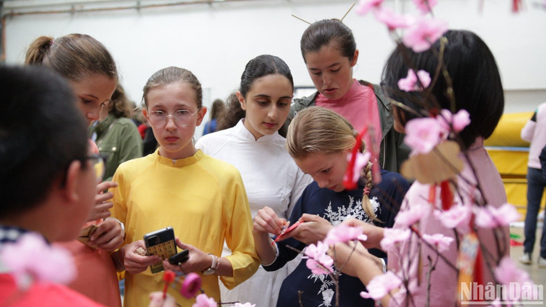 Los niños franceses descubren las costumbres tradicionales vietnamitas. (Foto: Nhan Dan)