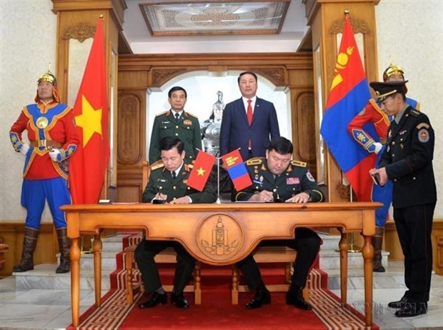 El Ministro de Defensa Nacional, Phan Van Giang, y su homólogo mongol, Gürsediin Saikhanbayar, presenciaron la ceremonia de firma del Acuerdo sobre el intercambio de delegaciones entre las dos carteras (2023). (Foto:VNA)