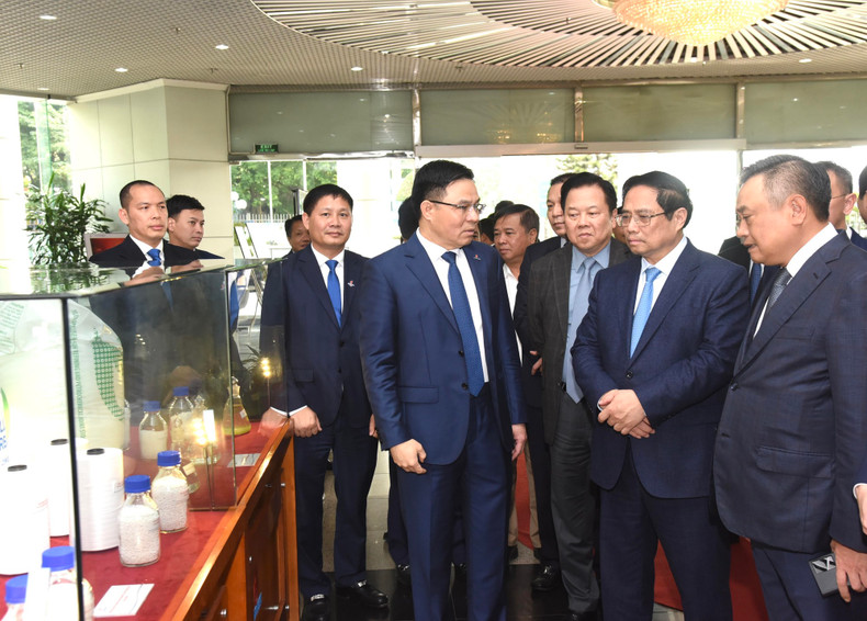 El primer ministro vietnamita, Pham Minh Chinh, visita la exhibición de productos de la industria. El primer ministro vietnamita, Pham Minh Chinh, visita la exhibición de productos de la industria.
