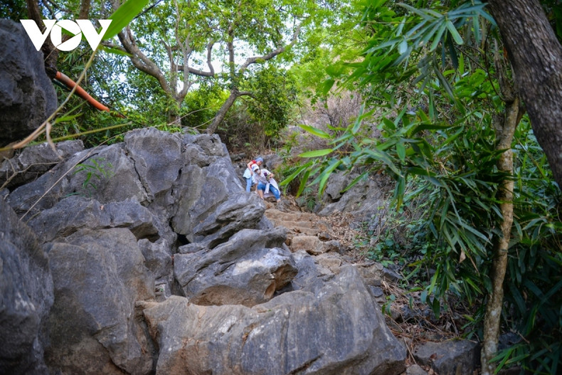 En 2017, después de un peligroso deslizamiento de rocas, el Comité Popular de la comuna de Hong Gai cerró temporalmente el camino a la montaña.