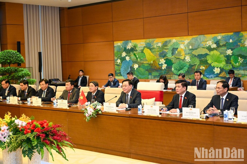 Dinh Hue y delegados vietnamitas en la reunión. Dinh Hue y delegados vietnamitas en la reunión.