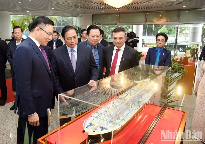 Manh Hung presenta la maqueta de un petrolero.