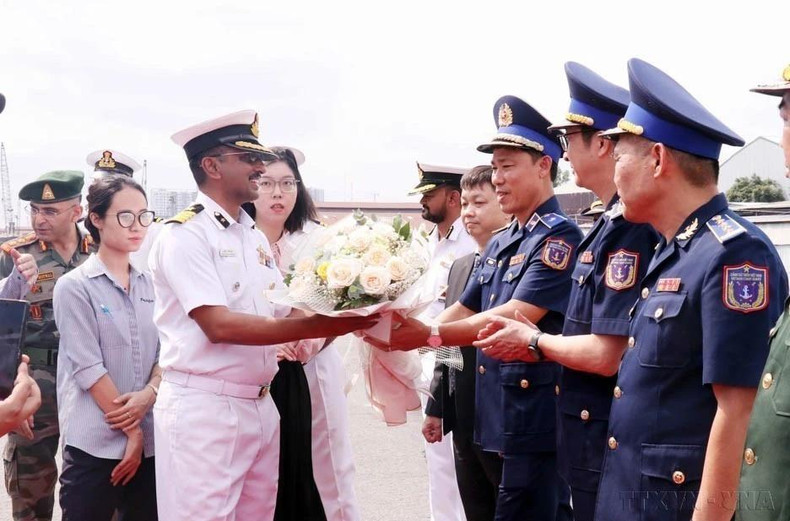 Ceremonia de bienvenida para 120 miembros de la tripulación del buque Samudra Paheredar de la Guardia Costera de la India que visita Ciudad Ho Chi Minh. Ceremonia de bienvenida para 120 miembros de la tripulación del buque Samudra Paheredar de la Guardia Costera de la India que visita Ciudad Ho Chi Minh.