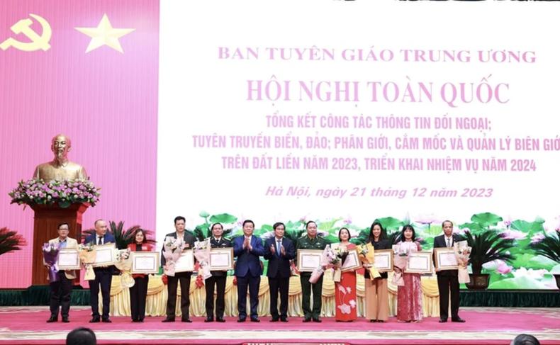 Trong Nghia entrega el Certificado de Mérito a colectivos e individuos con logros sobresalientes en los trabajos de diseminación internacional. Trong Nghia entrega el Certificado de Mérito a colectivos e individuos con logros sobresalientes en los trabajos de diseminación internacional.