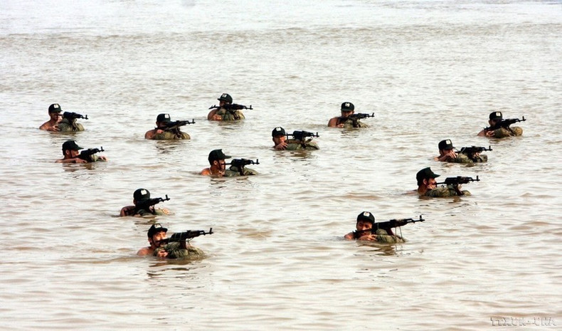 La Fuerza Móvil de la Policía participa en maniobras en el río y espera órdenes para rescatar a los rehenes. La Fuerza Móvil de la Policía participa en maniobras en el río y espera órdenes para rescatar a los rehenes.