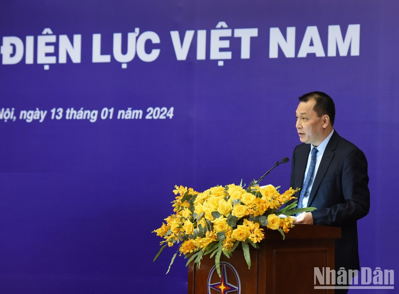 El presidente de la junta directiva de la EVN, Dang Hoang An, informa sobre la situación de la producción y los negocios en 2023 y el plan de suministro de electricidad para 2024.